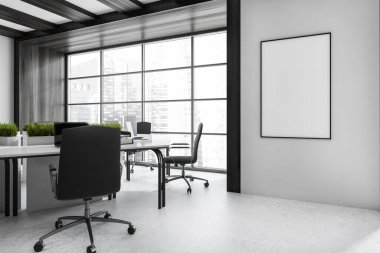 İçi boş beyaz poster, panoramik pencere, dört dizüstü bilgisayar, rahat koltuklar, masalar ve beton zemin olan karanlık bir ofis odası. Çalışmak için mükemmel bir yer. Minimalist tasarım. Model yap. 3d oluşturma