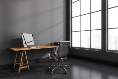 Koltuğu ve bilgisayarı ahşap masa, beton zemin ve şehir manzaralı panoramik pencereli siyah ofis odası. Boşluk boş karanlık duvarı kopyala, 3B görüntüleme