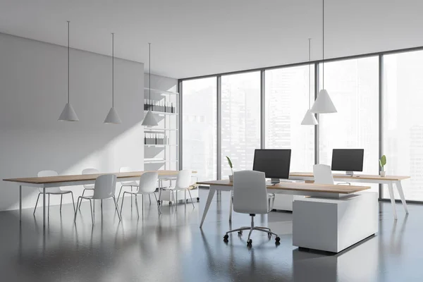 Eckblick Auf Helle Büroraumausstattung Mit Schreibtisch Schreibtisch Acht Sesseln Panoramafenster — Stockfoto
