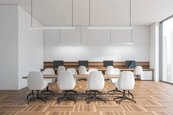 Coworking Quarto Interior Com Poltronas Brancas Computadores Mesa Piso Parquet — Fotografia de Stock