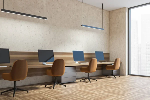 Lichte Coworking Room Interieur Met Bruine Fauteuils Rij Computers Tafel — Stockfoto