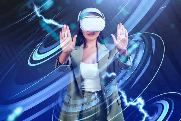 Bizneswoman Oficjalnym Stroju Nosi Kask Interfejs Cyfrowy Hologramem Okręgu Światłami — Zdjęcie stockowe