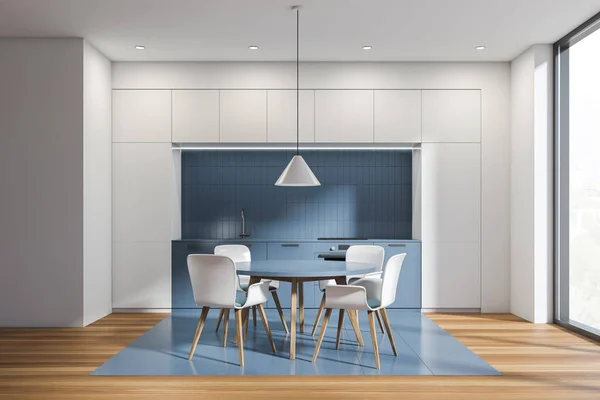 Světlá Kuchyň Zasazená Interiéru Kulatým Stolem Čtyřmi Bílými Židlemi Modré — Stock fotografie
