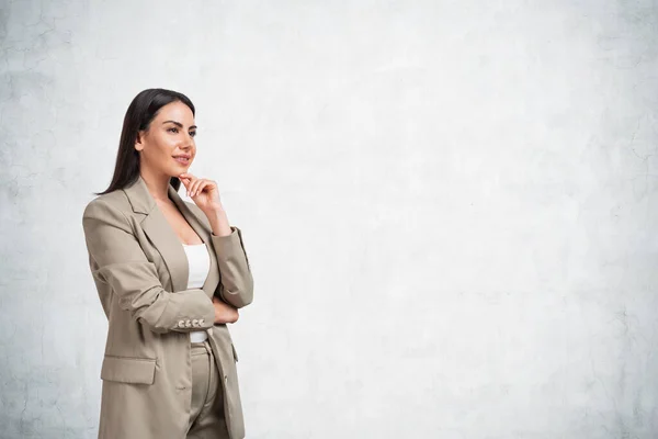 Mujer Oficina Traje Beige Pie Con Una Mirada Inspirada Reflexiva —  Fotos de Stock