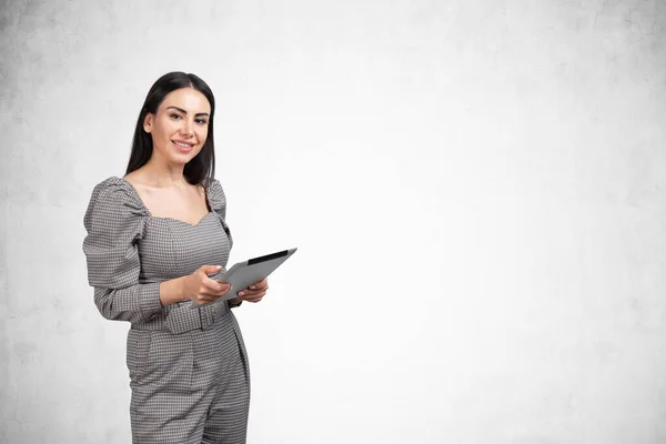 Sorrindo Jovem Atraente Empresária Vestindo Vestido Formal Está Segurando Dispositivo — Fotografia de Stock