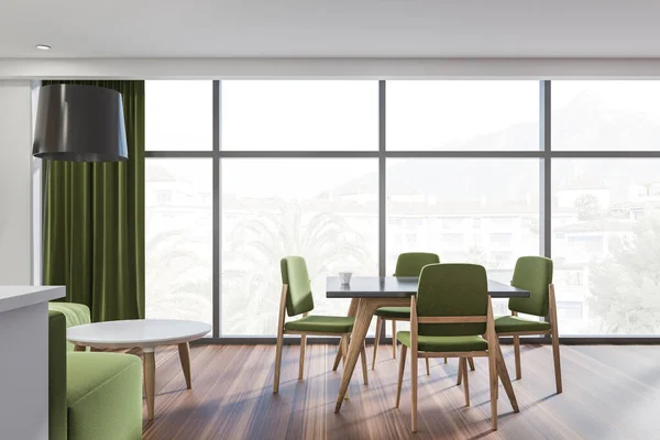 Světlý Interiér Jídelny Zelenou Pohovkou Čtyři Židle Lampa Bílá Stěna — Stock fotografie