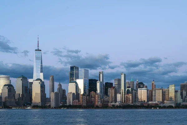 Ljus New York Skyskrapor Kontorsbyggnader Kvällen Finansiella Företag Manhattan Skyline — Stockfoto