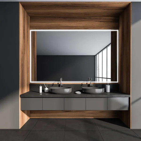 Bagno Scuro Interno Con Due Lavandini Specchio Con Riflesso Finestra — Foto Stock