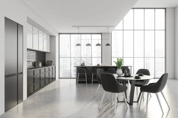 Industrielle Weiße Und Schwarze Kücheneinrichtung Mit Metallischem Backsteinhintergrund Panoramafenstern Betonboden — Stockfoto