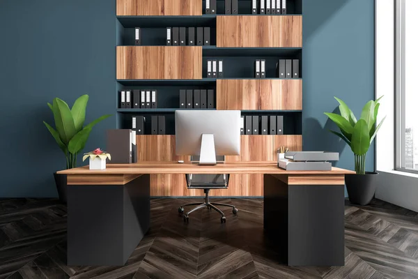 有书桌 舒适的扶手椅 台式机 摩天大楼全景窗和木制地板的深色办公室室内 完美的工作环境 最低限度的设计 3D渲染 — 图库照片