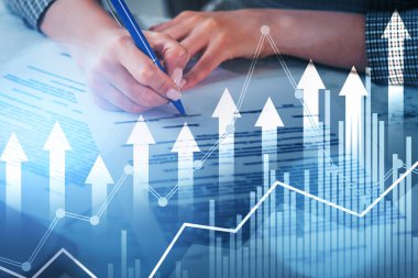 Resmi tişört giyen iş kadını kontrat imzalıyor. Masası ve finansal grafiği olan ofis işyeri, arka planda bar diyagramı. Borsa ve CEO işinde başarılı ticaret kavramı