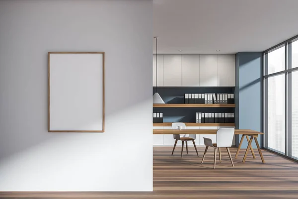 空の白いポスター 2つのアームチェア テーブル 都市の超高層ビルのビューとオーク材の床とパノラマの窓と明るいオフィスの部屋のインテリア ミニマルデザインのコンセプト 3Dレンダリング — ストック写真