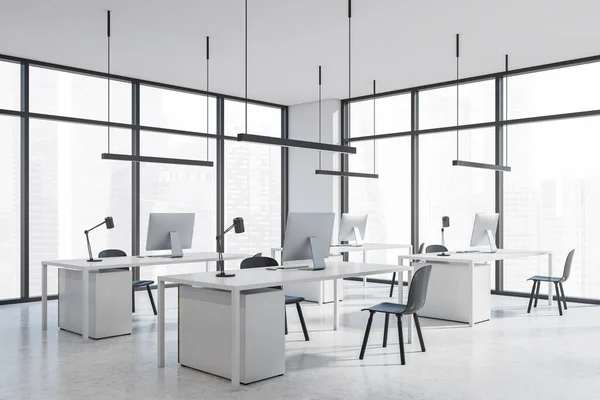 Helles Beratungszimmer Mit Weißen Stühlen Computer Auf Tisch Reihe Seitenansicht — Stockfoto