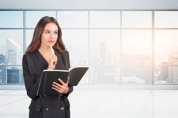 Donna Ufficio Con Penna Mano Pensando Tenendo Taccuino Piedi Sullo — Foto Stock