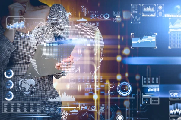 Ofisteki kadın dijital cihazı tutuyor. Dünya küresi ve borsa değişikliklerine sahip dijital gövde, önx veri bilgileri, semboller ve devreler. Veri depolama kavramı