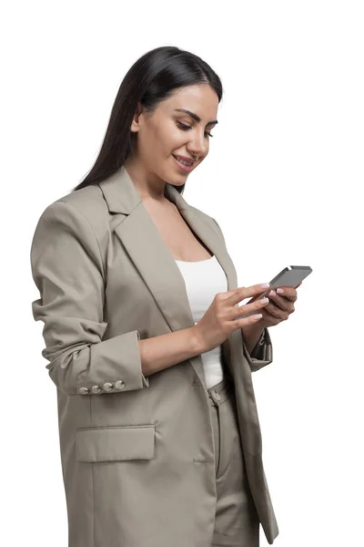 Sorrindo Jovem Atraente Empresária Vestindo Terno Formal Está Segurando Smartphone — Fotografia de Stock