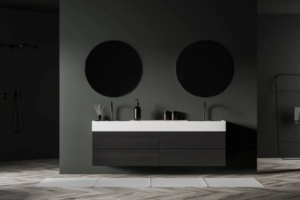 Dunkelgrüne Badeausstattung Mit Zwei Waschbecken Und Runden Spiegeln Mit Zubehör — Stockfoto