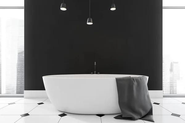 Schwarz Weißes Badezimmer Badewanne Mit Handtuch Auf Gefliestem Boden Modernes — Stockfoto