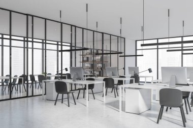 İçi sandalye ve bilgisayarlı masalarla aydınlık ofis odası şehir manzaralı panoramik pencereler ve raflı cam kapıların arkasındaki bekleme odası. 3B görüntüleme