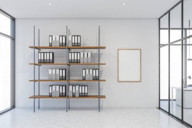 Ofis odası içi boş beyaz poster, panoramik pencere, cam bölme, klasörlü raflar ve beton zemin. Çalışma süreci için mükemmel bir yer. Minimalist tasarım. 3d oluşturma