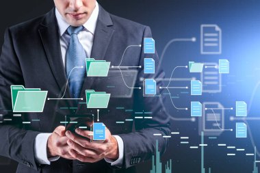 Akıllı telefon, takım elbise ve borsa diyagramını yazan bir işadamı. Simgeleri dosya yolu ile belgelemek. İş bilgileri için bulut depolama. Metin dosyalarının konsepti