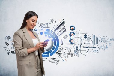 Ofisteki kadın, elinde telefon olan patron pasta grafiği ve barları olan renkli karalama ikonlarının yanında durduğunu rapor etti. İşe alım ve ilerleme kavramı