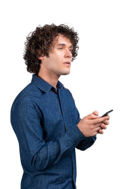 Kot gömlekli bir ofis çalışanı akıllı telefondan yazı yazıyor, düşünceli bir bakış. Bir fikir uydur ve planı başlat. Beyaz arka planda izole edilmiş. İş anlaşması kavramı
