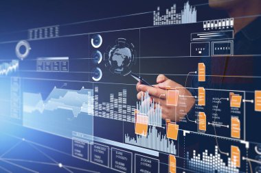 Ofisteki adam akıllı telefondan yazı yazıyor. Finans uygulaması ve veri servisi ile çifte maruz kalma. Durdur ve iptal et, ön simgeler ve bilgiler. Tüccar kavramı