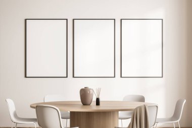 Altı koltuklu ve yuvarlak ahşap masalı okuma odası. Mobilya ve dekorasyonlu bir dinlenme odası. Duvarda üç tane tuval var, üç boyutlu.