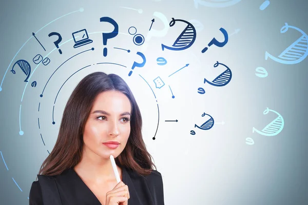 Mujer Oficina Con Pluma Barbilla Soñando Buscando Respuestas Antecedentes Interrogantes — Foto de Stock