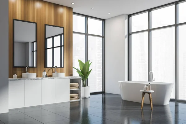 Intérieur Salle Bain Deux Lavabos Avec Miroir Table Avec Bouteille — Photo