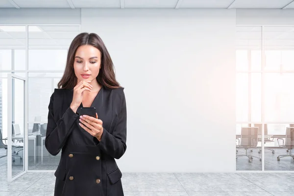 Office Woman Black Suit Pensive Look Using Mobile App Meeting — Foto Stock