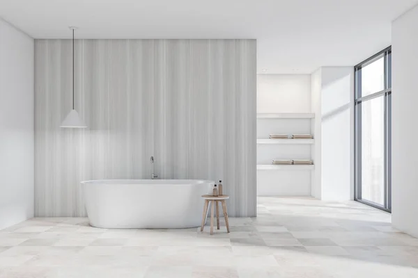 明亮的浴室内部与浴缸 木制分区 全景窗与城镇景观 白色的墙壁和毛巾 卫生和温泉疗程的概念 3D渲染 — 图库照片