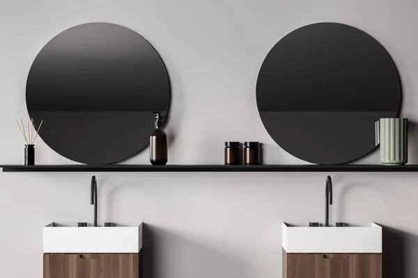 Ayrı Ayna Iki Ayrı Lavabo Banyo Aksesuarları Jel Şişeleri Sazlık — Stok fotoğraf