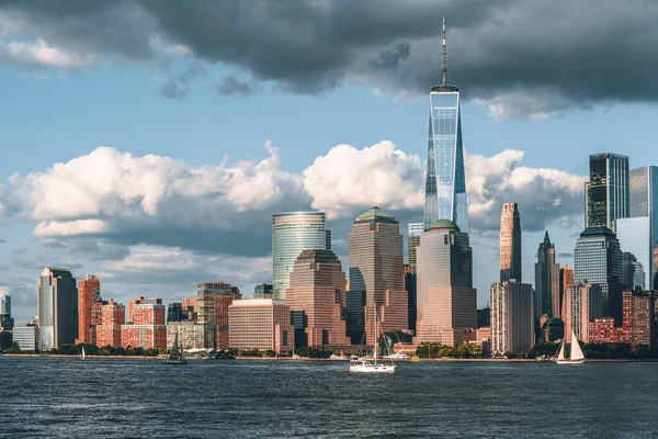 New Yorker Wolkenkratzer Und Boote Auf Dem Fluss Bürogebäude Bei — Stockfoto