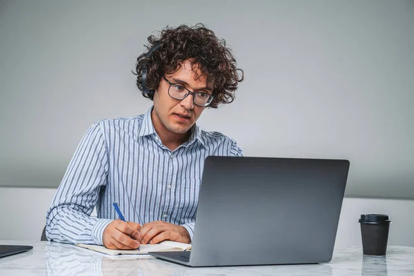 Office Man Eyeglasses Wearing Shirt Take Note Pensive Look Laptop — стоковое фото