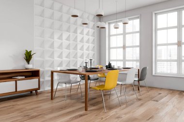 İçi renkli sandalyelerle dolu yemek odası ve parke zemininde mumlar ve tabaklar olan ahşap masa, yan manzara, dekorasyonlu tuvalet. Şehir manzaralı panoramik pencere. 3B görüntüleme