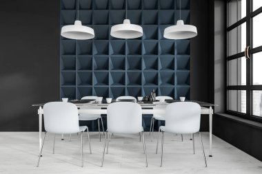 İçi beyaz sandalyelerle dolu yemek odası ve parke zemininde tabaklar olan cam masa, ön manzara, lambalar. Şehir manzaralı panoramik pencere. 3B görüntüleme