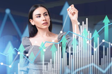 Resmi elbise giyen genç ve çekici bir iş kadını finansal grafiğe dokunuyor. Çubuk diyagramı ve yükselen oklar ön planda. Ofis arka planda. Başarılı ticaret kavramı