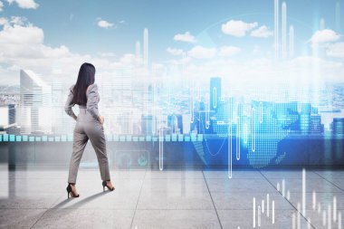 Ofis kadını, tam boy, elleri cebinde. Arkadan bakıldığında panoramik manzara, New York binalarının iki kez görüntülenmesi ve dünya küresi ile borsa grafiği. Dünya ekonomisi kavramı