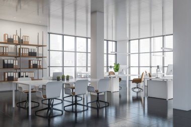 Singapur şehir manzaralı panoramik pencereli, parlak ofis odasının içi, koltuklar, masaüstleri, klasörlü raflar ve beton döşemeli. Çalışma için uygun bir yer. 3d oluşturma