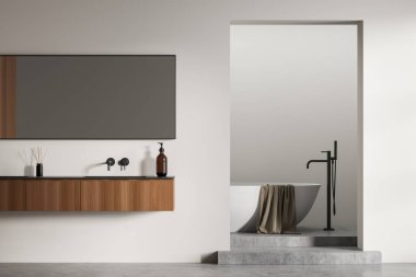 Podyumda lavabo ve küvetli beyaz banyo, beyaz duvarda büyük ayna, ahşap güvertede aksesuarlar, gri beton zemin, 3D döşeme