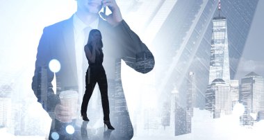 Kahveli ve iş kadınlı bir iş adamı arıyor, New York 'un manzarasıyla çifte çekim yapıyor. İletişim ve iş dünyası kavramı