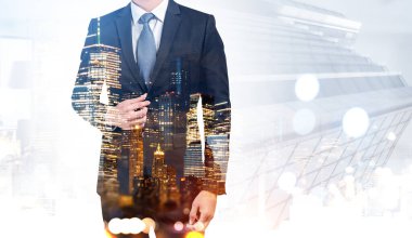 Takım elbiseli bir yönetici, yüksek lisans öğrencisi. Geceleri New York 'taki ofis binalarıyla çifte temas. Kişisel gelişim ve eğitim kavramı