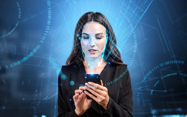 İş kadını telefon, biyometrik doğrulama ve yüz tanıma, ikili ve dijital hologram ile daktilo ediyor. Yüz tarayıcı ile akıllı telefon kullanmak. Yüz tanıma ve yüksek teknoloji kavramı