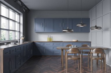 Yemek masası olan mavi ve gri mutfak, üç kolye lambası, lavabo ve parke zeminin üzerindeki pencere. Modern iç tasarım kavramı. 3d oluşturma