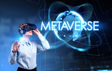 Gözlüklü iş kadını, dijital holograma, dünya küresi ve çizgilere dokunuyor. Metaverse, engelleme teknolojisi ve alternatif gerçeklik. İş ve sanal gerçeklik kavramı