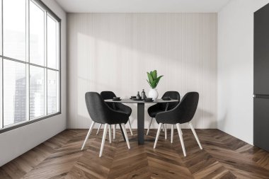 Dört siyah sandalyeli yemek odası dekorasyonu ve tabağı olan yuvarlak masa, parke zemin. Singapur şehir manzaralı panoramik pencere. 3B görüntüleme