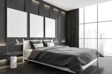 Karanlık yatak odasının içinde ahşap yatak ve çarşaflar, yan görüş, lambalı komodin. Siyah beton zemin ve şehir manzaralı panoramik pencere. Üç çerçeve, üç boyutlu görüntüleme