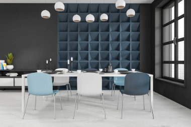 İçi renkli sandalyelerle dolu yemek odası ve parke zemininde mumlar ve tabaklar olan beyaz masa, dekorasyonlu tuvalet. Şehir manzaralı panoramik pencere. 3B görüntüleme